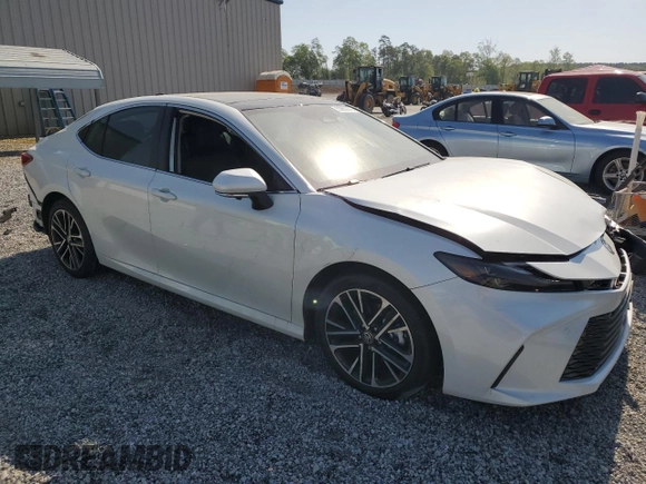 2025 Toyota Camry LE z VIN 4T1DAACK9SU054048, wystawiony jako Copart lot #53659075 z przebiegiem 3 568 mil mil oraz Szkoda całkowita • Salvage title. Historia ofert i sprzedaży dostępna na DreamBid. Obrazek 4.
