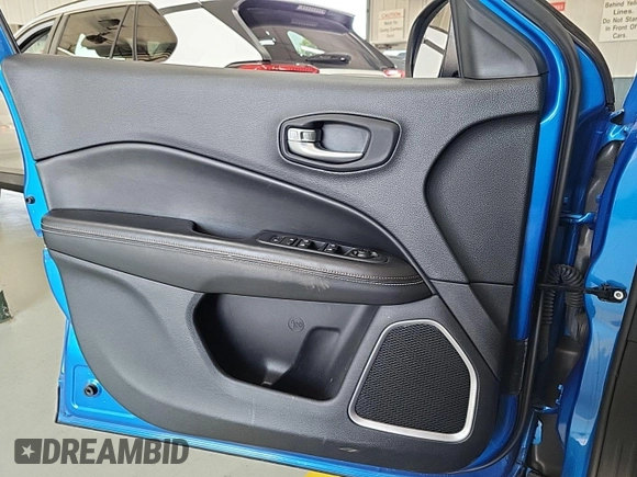 2021 Jeep Compass Latitude z VIN 3C4NJDBB0MT594087, wystawiony jako IAAI lot #42791550 z przebiegiem 78 385 mil mil oraz . Historia ofert i sprzedaży dostępna na DreamBid. Obrazek 5.