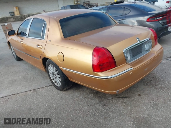 2003 Lincoln Town Car Cartier z VIN 1LNHM83WX3Y633077, wystawiony jako IAAI lot #42501273 z przebiegiem Nie podano mil oraz . Historia ofert i sprzedaży dostępna na DreamBid. Obrazek 3.