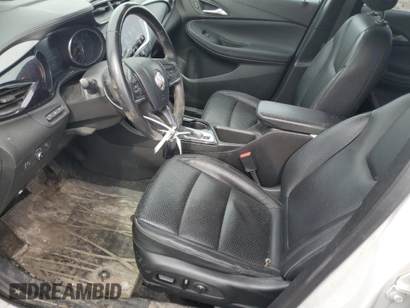 2021 Buick Encore GX Essence z VIN KL4MMFSL0MB122202, wystawiony jako Copart lot #48409225 z przebiegiem 84 972 mil mil oraz Szkoda całkowita • Salvage title. Historia ofert i sprzedaży dostępna na DreamBid. Obrazek 7.