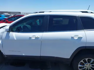 2019 Jeep Cherokee Latitude Plus z VIN 1C4PJLLB6KD420089, wystawiony jako IAAI lot #42229046 z przebiegiem 45 437 mil mil oraz . Historia ofert i sprzedaży dostępna na DreamBid. Obrazek 15.