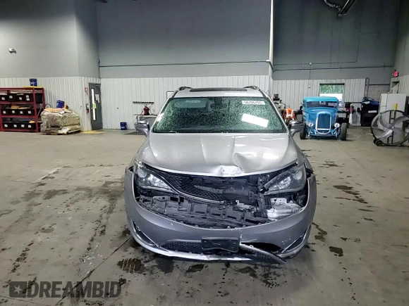 2017 Chrysler Pacifica Limited z VIN 2C4RC1GG6HR753623, wystawiony jako Copart lot #56706795 z przebiegiem 94 331 mil mil oraz Szkoda całkowita • Salvage title. Historia ofert i sprzedaży dostępna na DreamBid. Obrazek 14.