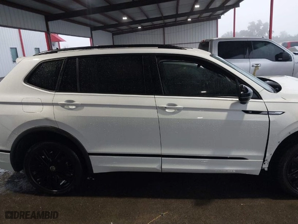2022 Volkswagen Tiguan SE R-Line Black with VIN 3VVCB7AX8NM139424, listed as a IAAI auction lot 41197454 with 75,341 mi miles. Bid and sale history available at carsss.com. Image 13.