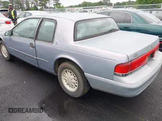 1995 Mercury Cougar z VIN 1MELM62W3SH600097, wystawiony jako IAAI lot #42185484 z przebiegiem 216 393 mil mil oraz . Historia ofert i sprzedaży dostępna na DreamBid. Obrazek 3.