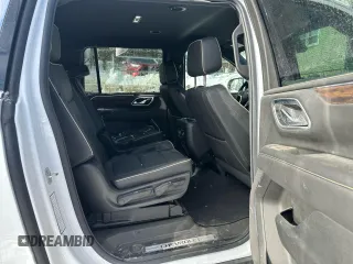 2022 Chevrolet Suburban Premier z VIN 1GNSKFKD0NR189734, wystawiony jako Copart lot #46651585 z przebiegiem 25 074 mil mil oraz Czysty tytuł • Clean title. Historia ofert i sprzedaży dostępna na DreamBid. Obrazek 8.