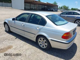 2003 BMW 3 Series 325i z VIN WBAEV334X3KL87573, wystawiony jako IAAI lot #42311092 z przebiegiem 262 326 mil mil oraz . Historia ofert i sprzedaży dostępna na DreamBid. Obrazek 3.
