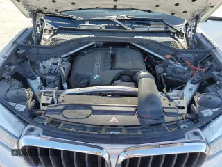 2015 BMW X5 xDrive35i z VIN 5UXKR0C50F0K62596, wystawiony jako Copart lot #45988185 z przebiegiem 128 771 mil mil oraz Szkoda całkowita • Salvage title. Historia ofert i sprzedaży dostępna na DreamBid. Obrazek 12.