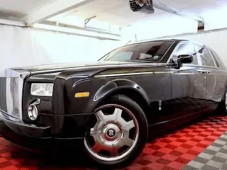 2007 Rolls-Royce Phantom z VIN SCA1S68547UX08408, wystawiony jako Copart lot #45595295 z przebiegiem 27 778 mil mil oraz Tytuł czysty. Historia ofert i sprzedaży dostępna na DreamBid. Obrazek 2.