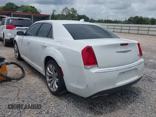 2016 Chrysler 300 Anniversary Edition z VIN 2C3CCAAG2GH343828, wystawiony jako IAAI lot #42291353 z przebiegiem 126 336 mil mil oraz . Historia ofert i sprzedaży dostępna na DreamBid. Obrazek 3.