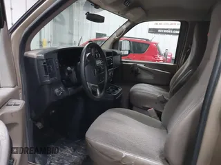2012 Chevrolet Express Passenger 1LT z VIN 1GAZG1FAXC1127760, wystawiony jako IAAI lot #41629882 z przebiegiem 311 110 mil mil oraz . Historia ofert i sprzedaży dostępna na DreamBid. Obrazek 5.
