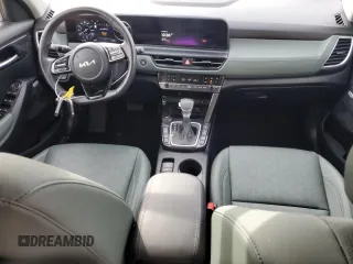 2024 Kia Seltos SX z VIN KNDETCA7XR7563829, wystawiony jako Copart lot #84300884 z przebiegiem 11 982 mil mil oraz Szkoda całkowita • Salvage title. Historia ofert i sprzedaży dostępna na DreamBid. Obrazek 8.