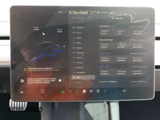 2023 Tesla Model 3 Performance z VIN 5YJ3E1EC4PF558646, wystawiony jako Copart lot #55201985 z przebiegiem 24 455 mil mil oraz Nie do naprawy. Historia ofert i sprzedaży dostępna na DreamBid. Obrazek 9.