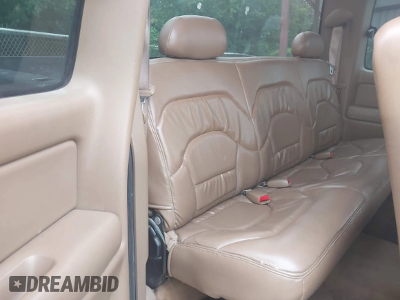 2000 Chevrolet Silverado 2500 LS z VIN 1GCFC29U5YE259603, wystawiony jako IAAI lot #42426550 z przebiegiem 229 438 mil mil oraz . Historia ofert i sprzedaży dostępna na DreamBid. Obrazek 8.