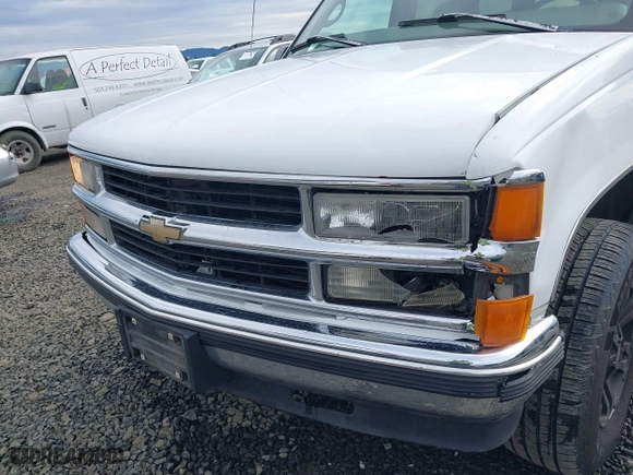 1997 Chevrolet Tahoe with VIN 1GNEK13R7VJ324524, listed as a IAAI auction lot 41623104 with 268,178 mi miles. Bid and sale history available at carsss.com. Image 6.