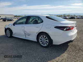 2024 Toyota Camry LE z VIN 4T1C11AK1RU257623, wystawiony jako Copart lot #50471135 z przebiegiem 8 055 mil mil oraz Szkoda całkowita • Salvage title. Historia ofert i sprzedaży dostępna na DreamBid. Obrazek 2.