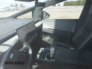 2024 Tesla Cybertruck с VIN 7G2CEHED5RA053763, выставлен на аукционе IAAI как лот 42337217 с пробегом Не указан миль и . История ставок и продаж доступна на DreamBid. Изображение 16.
