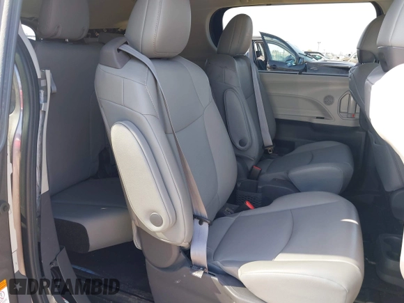 2021 Toyota Sienna XLE with VIN 5TDYSKFC4MS035573, listed as a IAAI auction lot 41988128 with 39,110 mi miles. Bid and sale history available at carsss.com. Image 8.