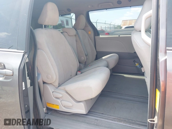 2012 Toyota Sienna LE AAS z VIN 5TDKK3DC9CS252274, wystawiony jako IAAI lot #42553516 z przebiegiem 311 650 mil mil oraz . Historia ofert i sprzedaży dostępna na DreamBid. Obrazek 8.
