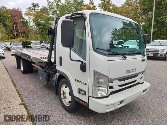 2020 Isuzu NRR IBT z VIN JALE5W163L7304XXX, wystawiony jako Copart lot #48609155 z przebiegiem 132 628 mil mil oraz Czysty tytuł • Clean title. Historia ofert i sprzedaży dostępna na DreamBid. Obrazek 1.