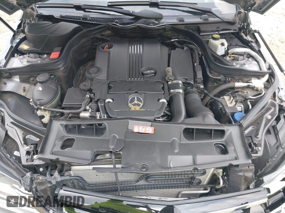 2014 Mercedes-Benz C 250 Sport z VIN WDDGF4HB6EA942040, wystawiony jako IAAI lot #42290082 z przebiegiem 91 327 mil mil oraz . Historia ofert i sprzedaży dostępna na DreamBid. Obrazek 10.