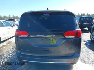 2017 Chrysler Pacifica Limited z VIN 2C4RC1GG4HR753555, wystawiony jako IAAI lot #41676131 z przebiegiem 119 642 mil mil oraz . Historia ofert i sprzedaży dostępna na DreamBid. Obrazek 16.