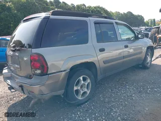 2005 Chevrolet TrailBlazer LS with VIN 1GNET16S156207066, listed as a IAAI auction lot 39877734 with 118,222 mi miles. Bid and sale history available at carsss.com. Image 4.