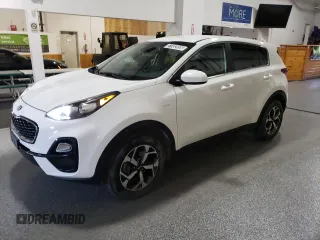 2020 Kia Sportage LX z VIN KNDPMCAC2L7801697, wystawiony jako Copart lot #51502695 z przebiegiem 55 319 mil mil oraz Czysty tytuł • Clean title. Historia ofert i sprzedaży dostępna na DreamBid. Obrazek 1.
