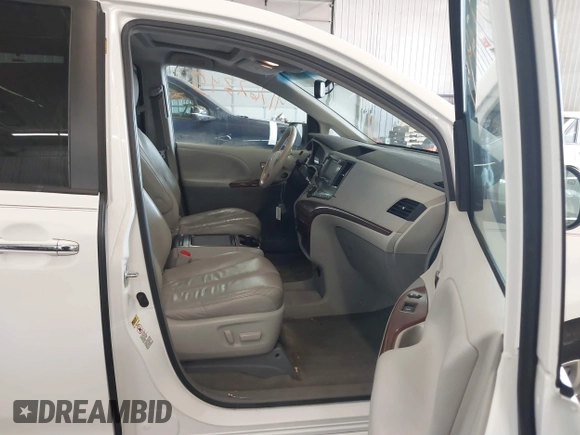 2012 Toyota Sienna XLE AAS z VIN 5TDYK3DC2CS196897, wystawiony jako IAAI lot #41762345 z przebiegiem 183 188 mil mil oraz . Historia ofert i sprzedaży dostępna na DreamBid. Obrazek 5.