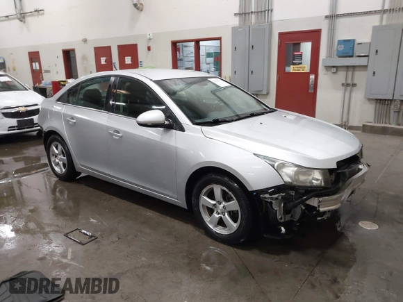 2014 Chevrolet Cruze 1LT z VIN 1G1PC5SB8E7117110, wystawiony jako IAAI lot #42224375 z przebiegiem 81 921 mil mil oraz . Historia ofert i sprzedaży dostępna na DreamBid. Obrazek 1.