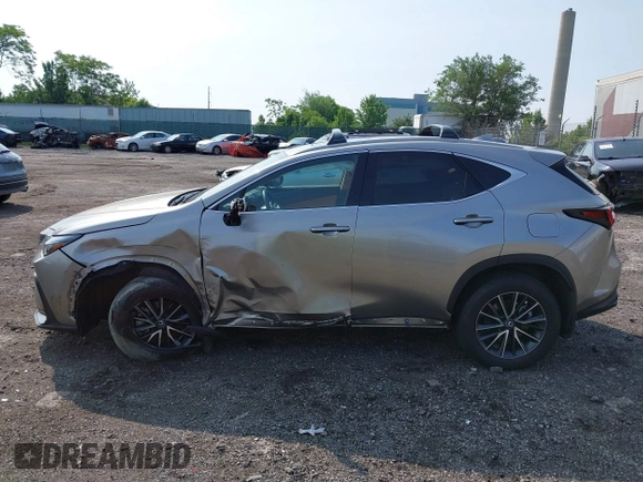2024 Lexus NX 350h Premium z VIN 2T2GKCEZ6RC019104, wystawiony jako IAAI lot #42475819 z przebiegiem 15 870 mil mil oraz . Historia ofert i sprzedaży dostępna na DreamBid. Obrazek 15.