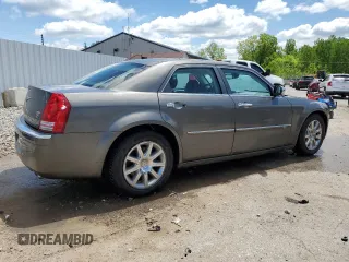 2008 Chrysler 300 C Hemi z VIN 2C3KA63H28H287802, wystawiony jako Copart lot #55748875 z przebiegiem 218 568 mil mil oraz Nie do naprawy • Non repairable. Historia ofert i sprzedaży dostępna na DreamBid. Obrazek 3.