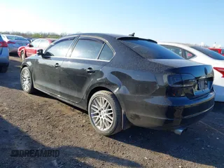 2013 Volkswagen Jetta SE z VIN 3VWDP7AJ4DM354519, wystawiony jako IAAI lot #42001917 z przebiegiem 130 851 mil mil oraz . Historia ofert i sprzedaży dostępna na DreamBid. Obrazek 3.