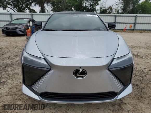 2024 Lexus RZ 300e Premium z VIN JTJABABB2RA000668, wystawiony jako Copart lot #71710714 z przebiegiem 9387 mil mil oraz Szkody całkowita. Historia ofert i sprzedaży dostępna na DreamBid. Obrazek 5.