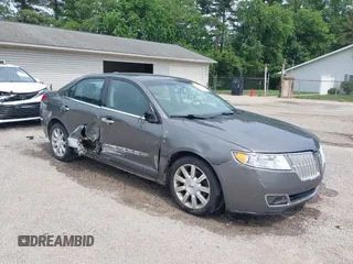 2011 Lincoln MKZ z VIN 3LNHL2GC1BR760958, wystawiony jako IAAI lot #42423731 z przebiegiem 131 602 mil mil oraz . Historia ofert i sprzedaży dostępna na DreamBid. Obrazek 1.