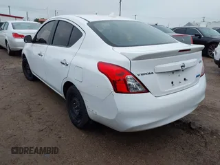 2013 Nissan Versa SV z VIN 3N1CN7AP0DL824093, wystawiony jako IAAI lot #41962416 z przebiegiem 132 846 mil mil oraz . Historia ofert i sprzedaży dostępna na DreamBid. Obrazek 3.