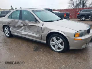 2001 Lincoln LS w/Base Pkg z VIN 1LNHM87A91Y686333, wystawiony jako IAAI lot #41428363 z przebiegiem 153 631 mil mil oraz . Historia ofert i sprzedaży dostępna na DreamBid. Obrazek 1.