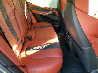2022 BMW X5 M z VIN 5YMJU0C00N9M65330, wystawiony jako Copart lot #68525852 z przebiegiem Nie podano mil oraz . Historia ofert i sprzedaży dostępna na DreamBid. Obrazek 10.