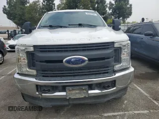 2018 Ford F-250 XL z VIN 1FT7W2BT6JEC26399, wystawiony jako Copart lot #55043405 z przebiegiem 145 554 mil mil oraz Szkoda całkowita • Salvage title. Historia ofert i sprzedaży dostępna na DreamBid. Obrazek 5.