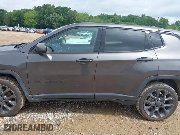 2021 Jeep Compass 80th Anniversary z VIN 3C4NJDEB5MT516982, wystawiony jako IAAI lot #42441681 z przebiegiem 37 414 mil mil oraz . Historia ofert i sprzedaży dostępna na DreamBid. Obrazek 14.