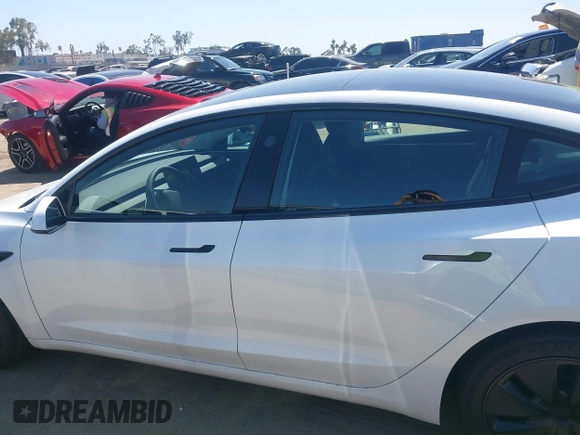 2025 Tesla Model 3 Long Range z VIN 5YJ3E1EAXSF885110, wystawiony jako IAAI lot #42400734 z przebiegiem 4 276 mil mil oraz . Historia ofert i sprzedaży dostępna na DreamBid. Obrazek 14.