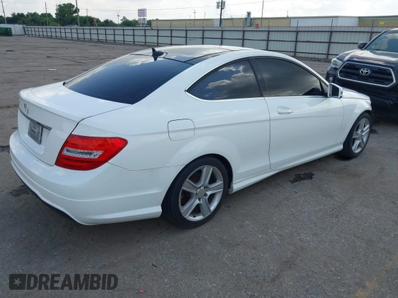 2015 Mercedes-Benz C 250 с VIN WDDGJ4HB2FG406506, выставлен на аукционе IAAI как лот 42429753 с пробегом 125 609 миль миль и . История ставок и продаж доступна на DreamBid. Изображение 4.