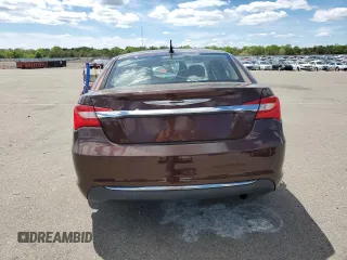 2013 Chrysler 200 Touring z VIN 1C3CCBBB7DN600820, wystawiony jako Copart lot #56703885 z przebiegiem Nie podano mil oraz Szkody całkowita. Historia ofert i sprzedaży dostępna na DreamBid. Obrazek 6.