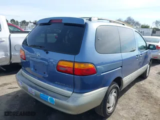 1998 Toyota Sienna LE with VIN 4T3ZF13C5WU028625, listed as a IAAI auction lot 41596901 with 139,903 mi miles. Bid and sale history available at carsss.com. Image 4.