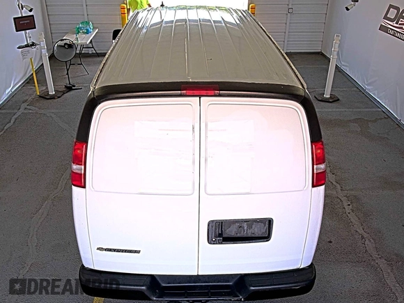 2020 Chevrolet Express Cargo z VIN 1GCWGAFG9L1253235, wystawiony jako IAAI lot #42580142 z przebiegiem 77 857 mil mil oraz . Historia ofert i sprzedaży dostępna na DreamBid. Obrazek 2.