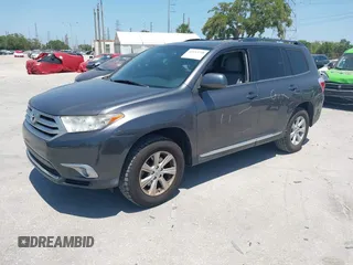 2013 Toyota Highlander z VIN 5TDZK3EH5DS124401, wystawiony jako IAAI lot #42133758 z przebiegiem 131 405 mil mil oraz . Historia ofert i sprzedaży dostępna na DreamBid. Obrazek 21.