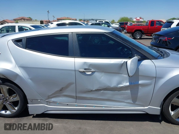 2013 Hyundai Veloster Turbo z VIN KMHTC6AE0DU177983, wystawiony jako IAAI lot #42292102 z przebiegiem 121 142 mil mil oraz . Historia ofert i sprzedaży dostępna na DreamBid. Obrazek 13.