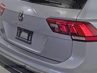 2024 Volkswagen Tiguan SE z VIN 3VV3B7AX5RM084940, wystawiony jako IAAI lot #42731231 z przebiegiem 19 747 mil mil oraz . Historia ofert i sprzedaży dostępna na DreamBid. Obrazek 37.