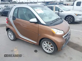 2015 Smart fortwo Passion z VIN WMEEJ9AA4FK831076, wystawiony jako IAAI lot #42424797 z przebiegiem Nie podano mil oraz . Historia ofert i sprzedaży dostępna na DreamBid. Obrazek 1.