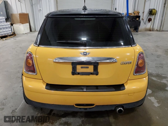 2009 MINI Hardtop z VIN WMWMF33549TU70310, wystawiony jako Copart lot #57797815 z przebiegiem 136 843 mil mil oraz Szkody całkowita. Historia ofert i sprzedaży dostępna na DreamBid. Obrazek 6.