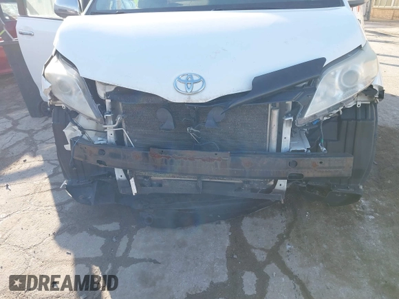 2014 Toyota Sienna LE AAS with VIN 5TDKK3DC2ES483679, listed as a IAAI auction lot 41547261 with 142,697 mi miles. Bid and sale history available at carsss.com. Image 6.